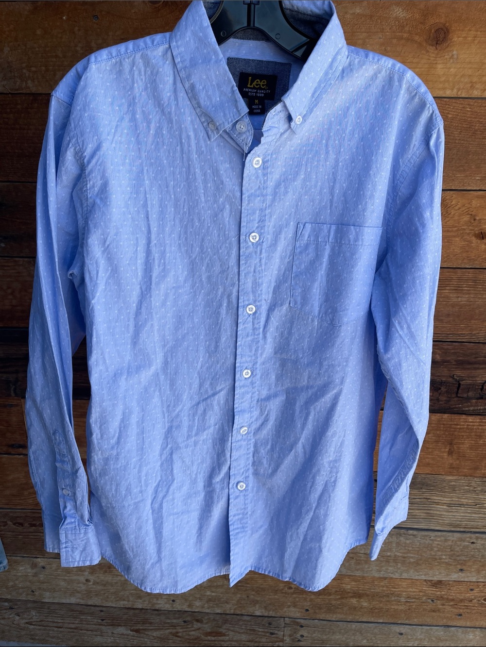 Lee Premium Quality Men’s Blue Button Down Dress Shirt Size Medium Cotton Blend